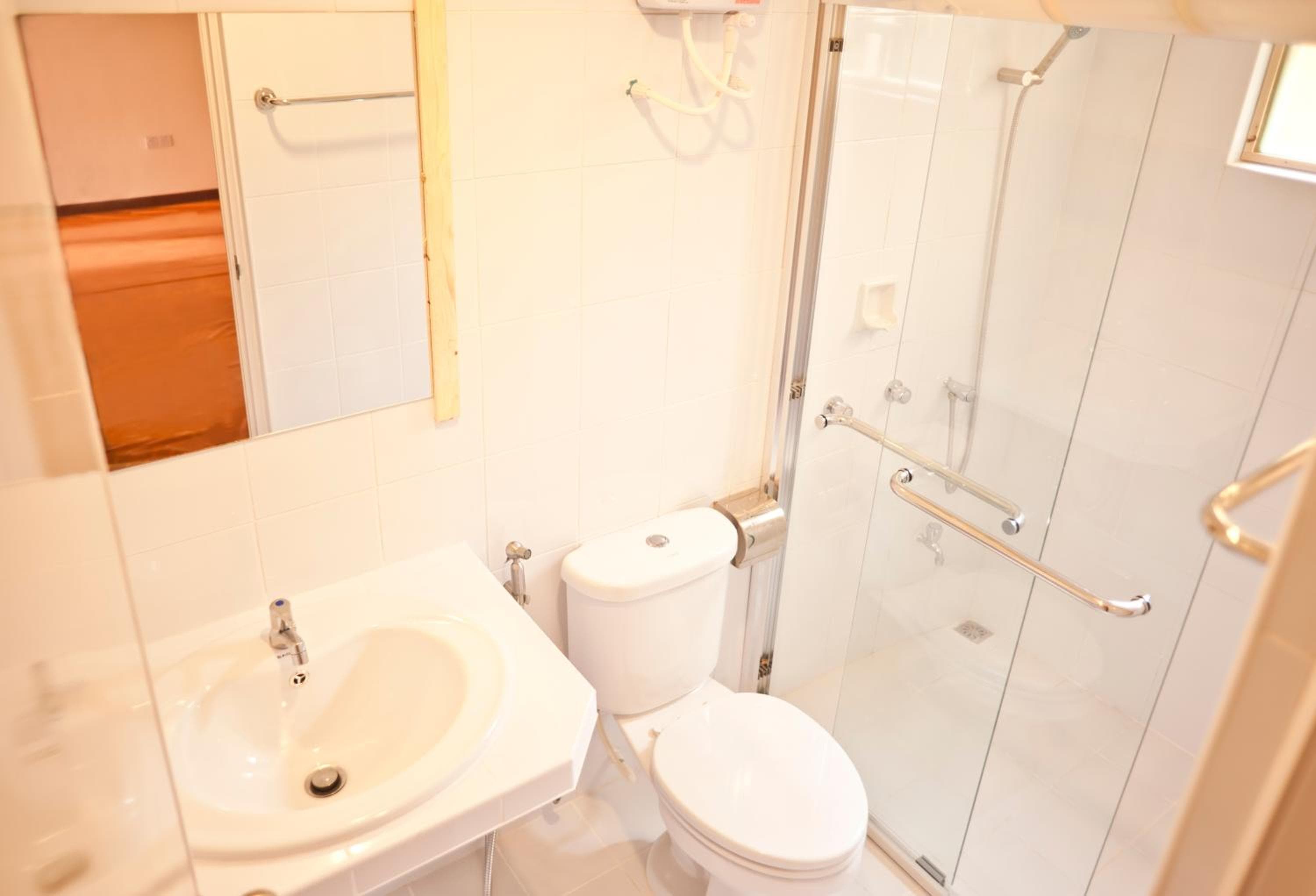 Stingray Beach Inn - View 8