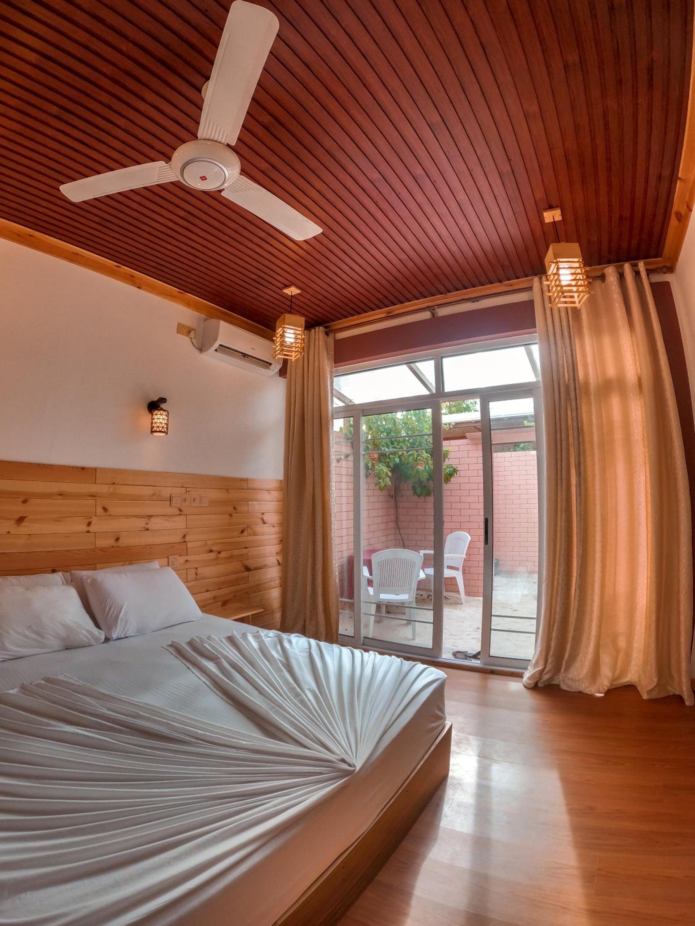 New Breeze Thoddoo Inn - View 7