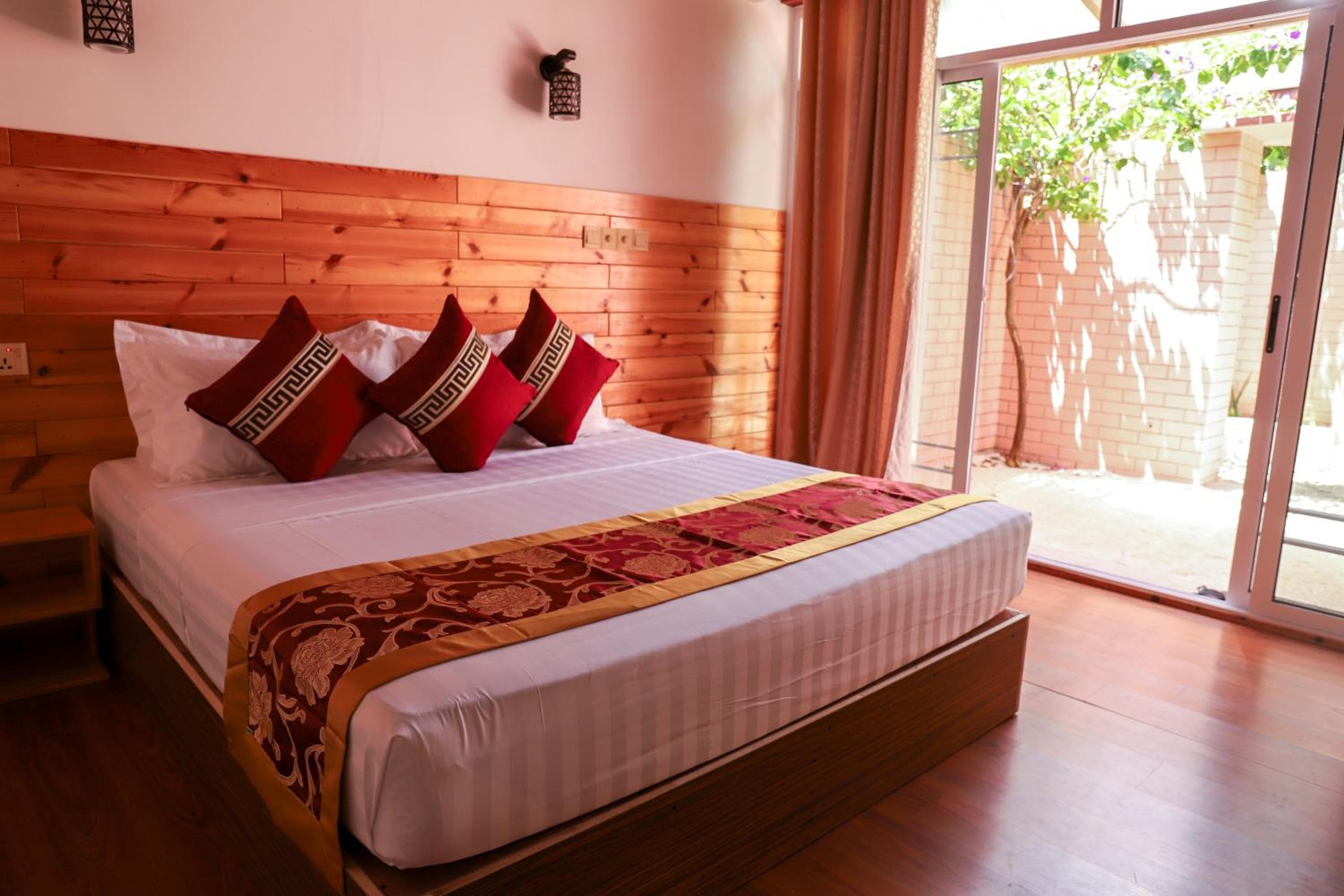 New Breeze Thoddoo Inn - View 4