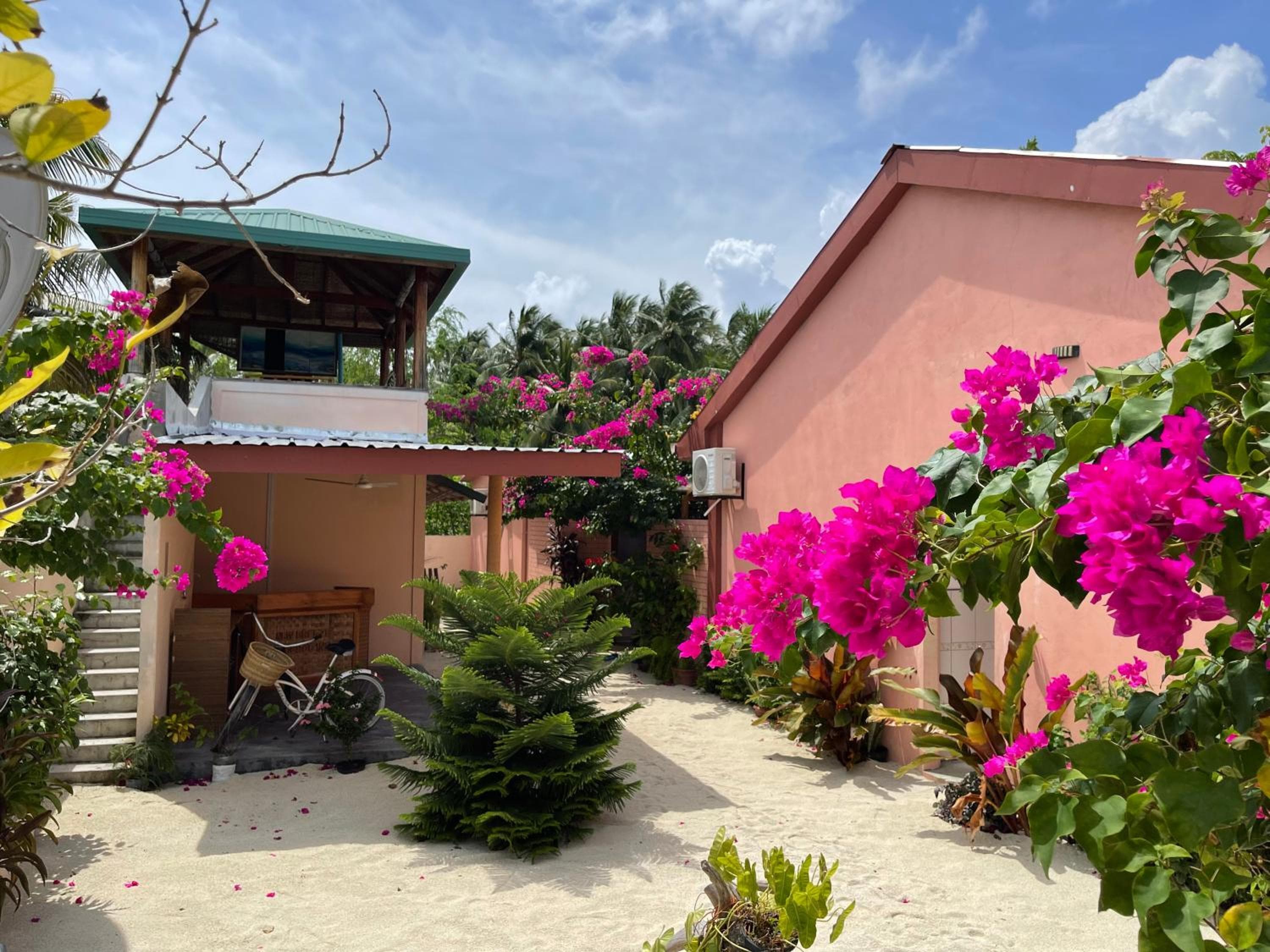 New Breeze Thoddoo Inn - View 8