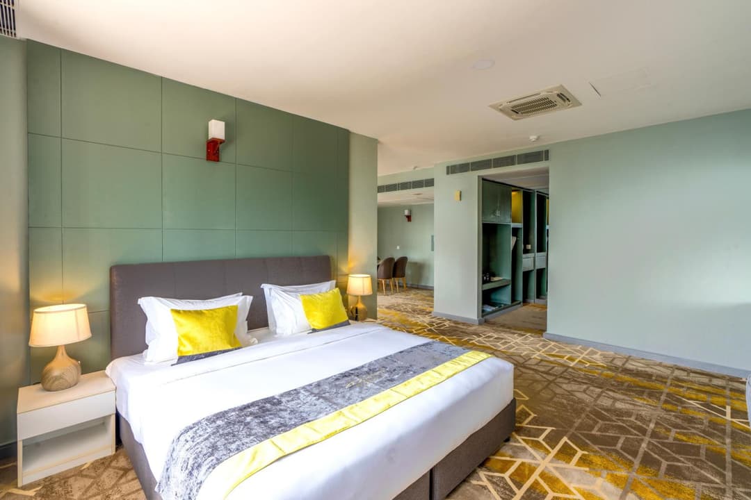 Manhattan Business Hotel, Male - View 6