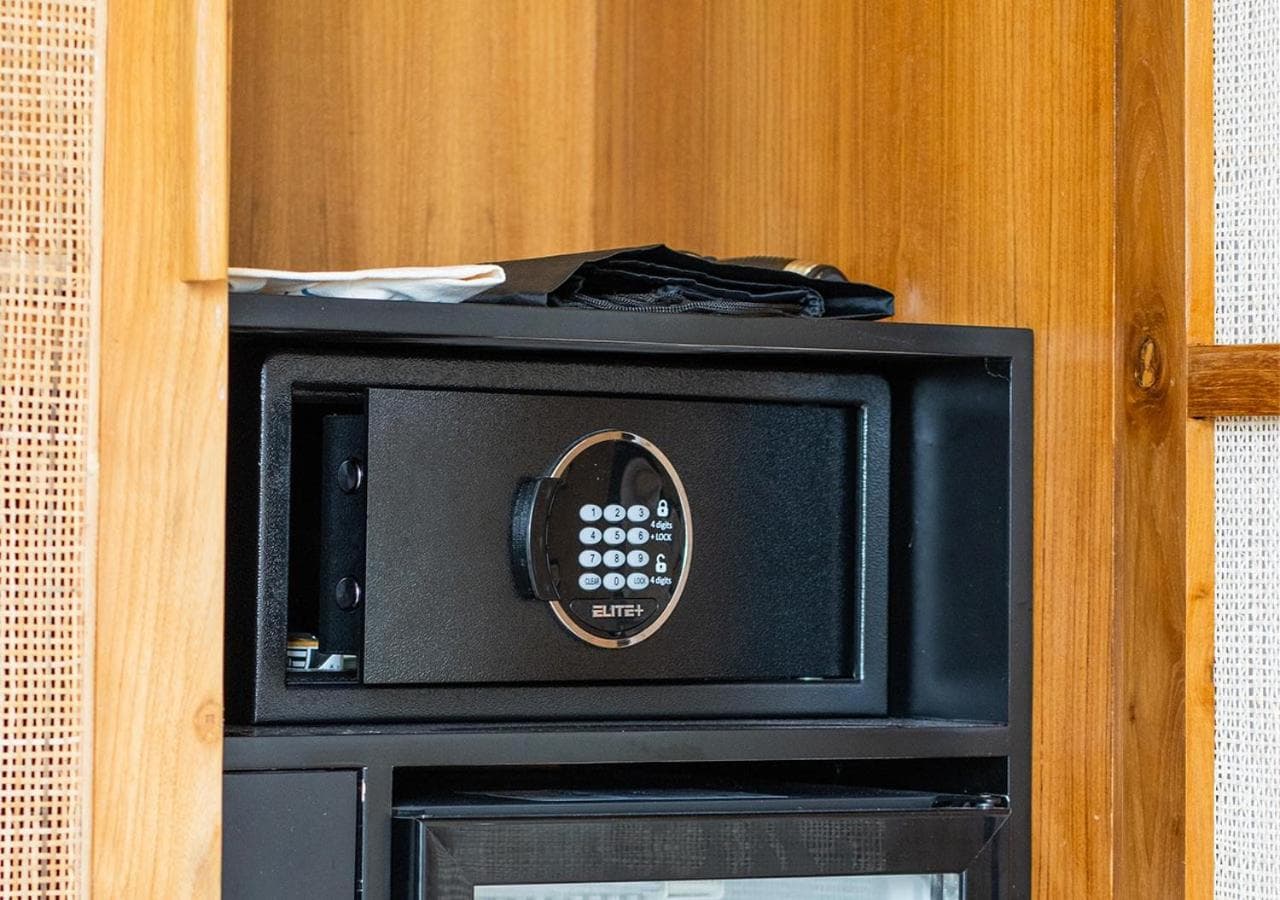 Stone Hotels Dhiffushi - View 90