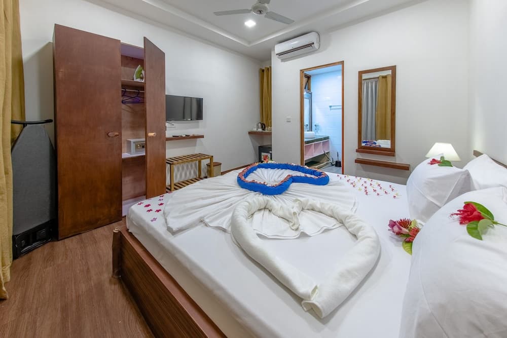 Dhiffushi White Sand Beach Hotel - View 6