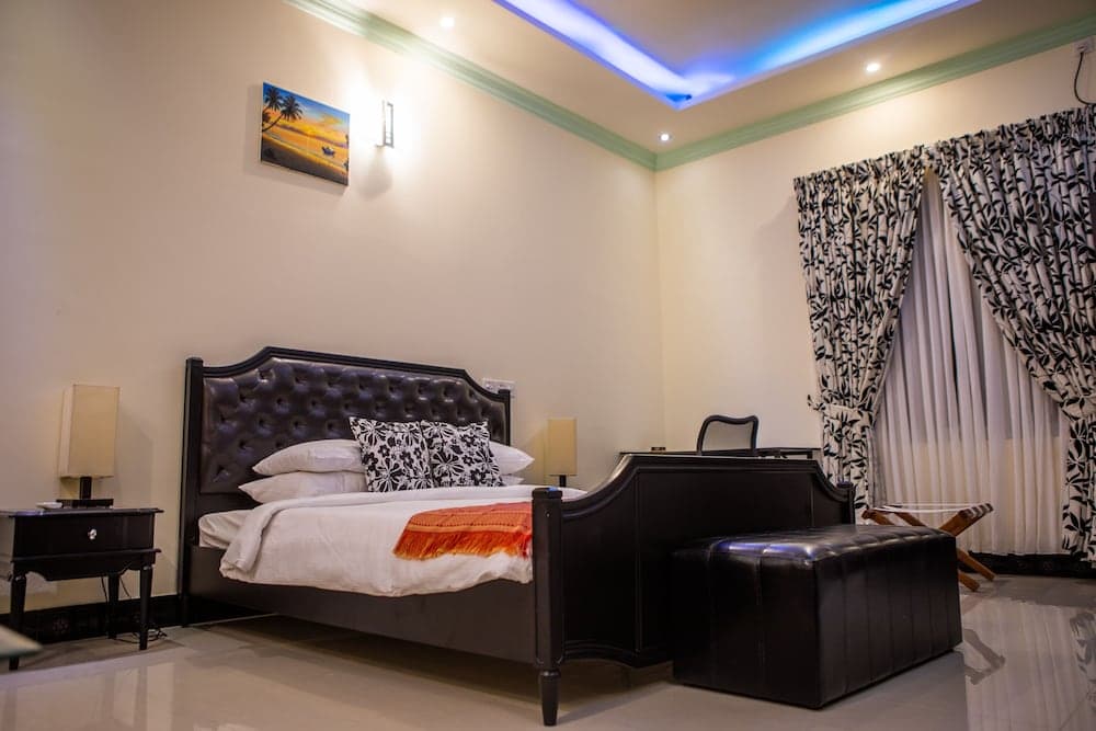 Charming Holiday Lodge - View 11