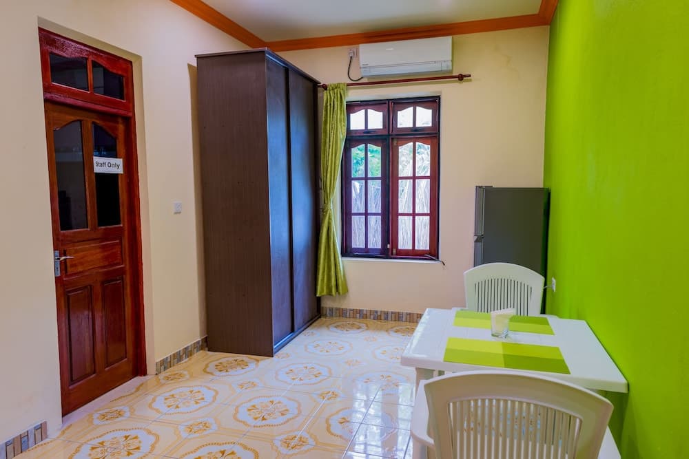 Maclura Residence - View 11