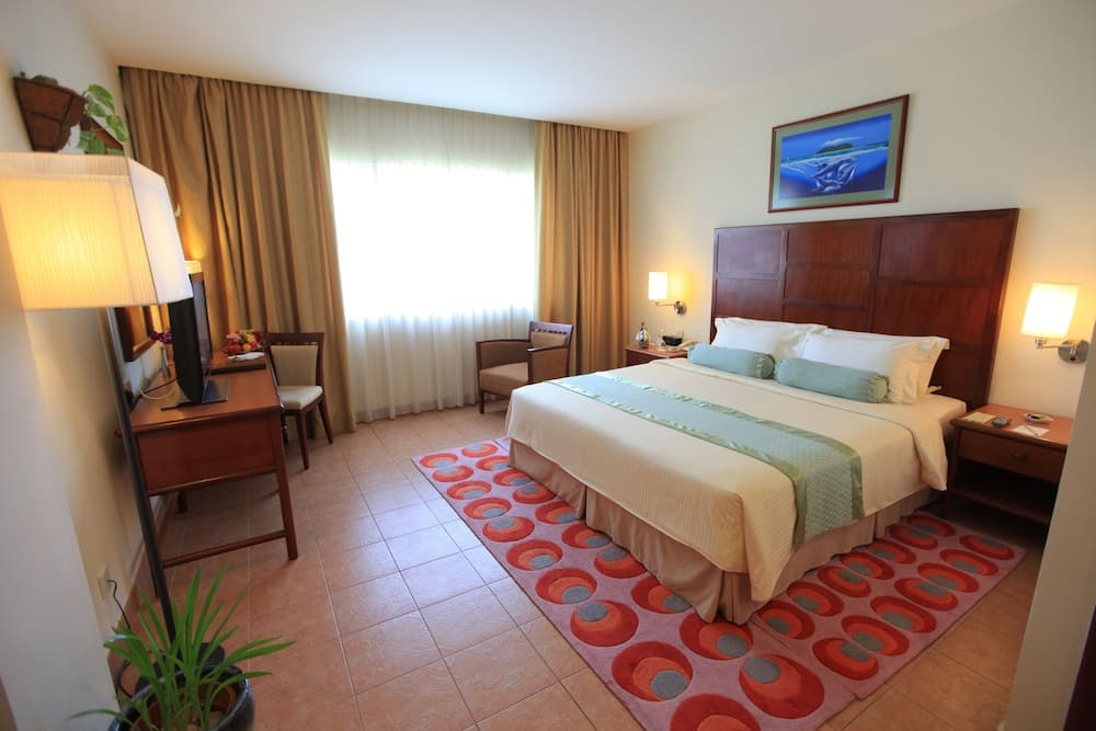 Hulhule Island Hotel - View 31