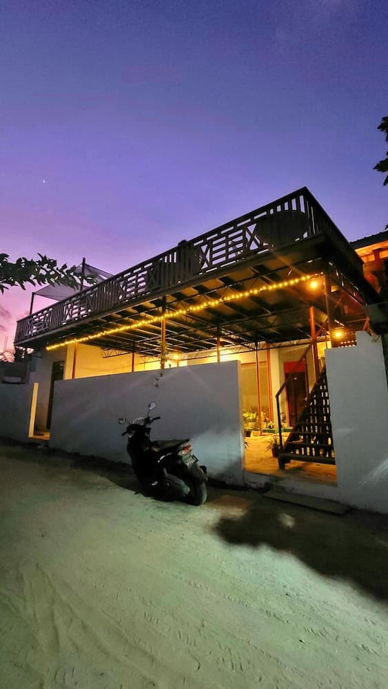 Hide Inn Blue - View 1