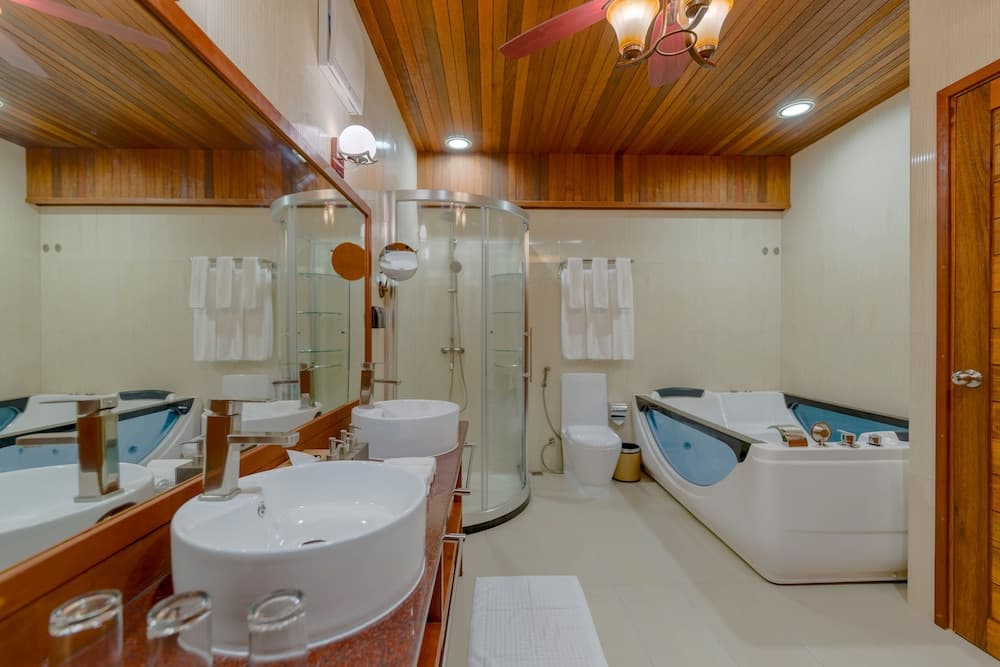 Araamu Hotels Maldives - View 102