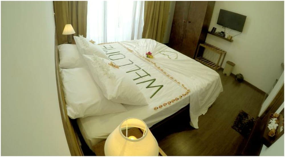 Dhiffushi White Sand Beach Hotel - View 8