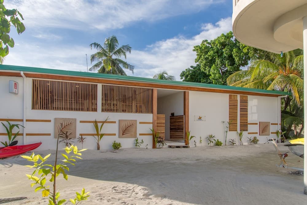 Dhiffushi White Sand Beach Hotel - View 3