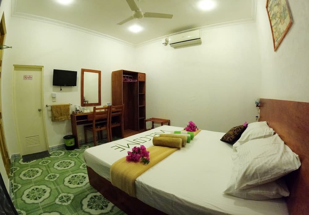 Adroit Beach Inn - View 90