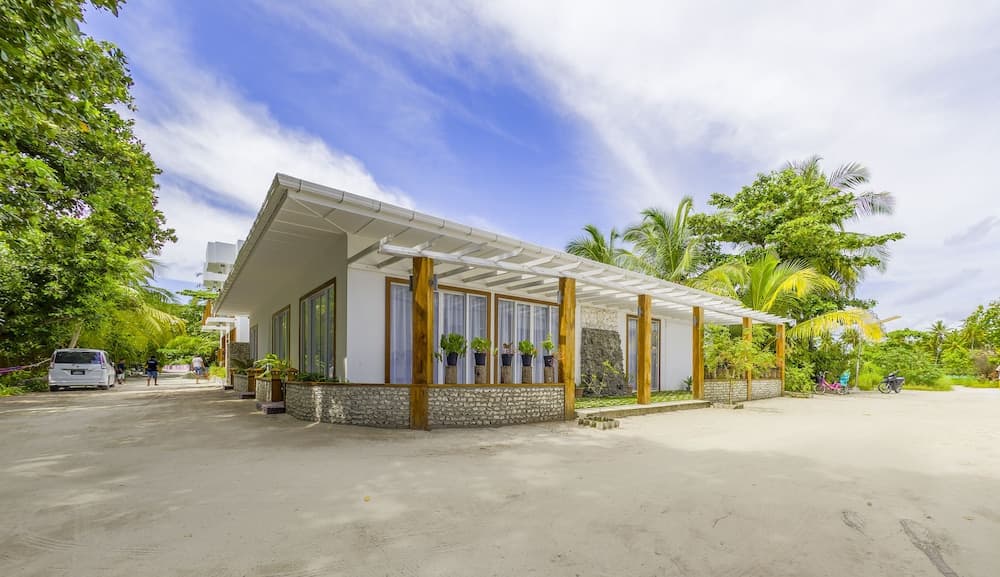Dhigurah Retreat Beach - View 1