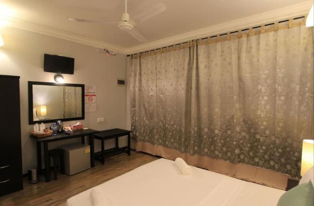 Local Island Inn - View 29