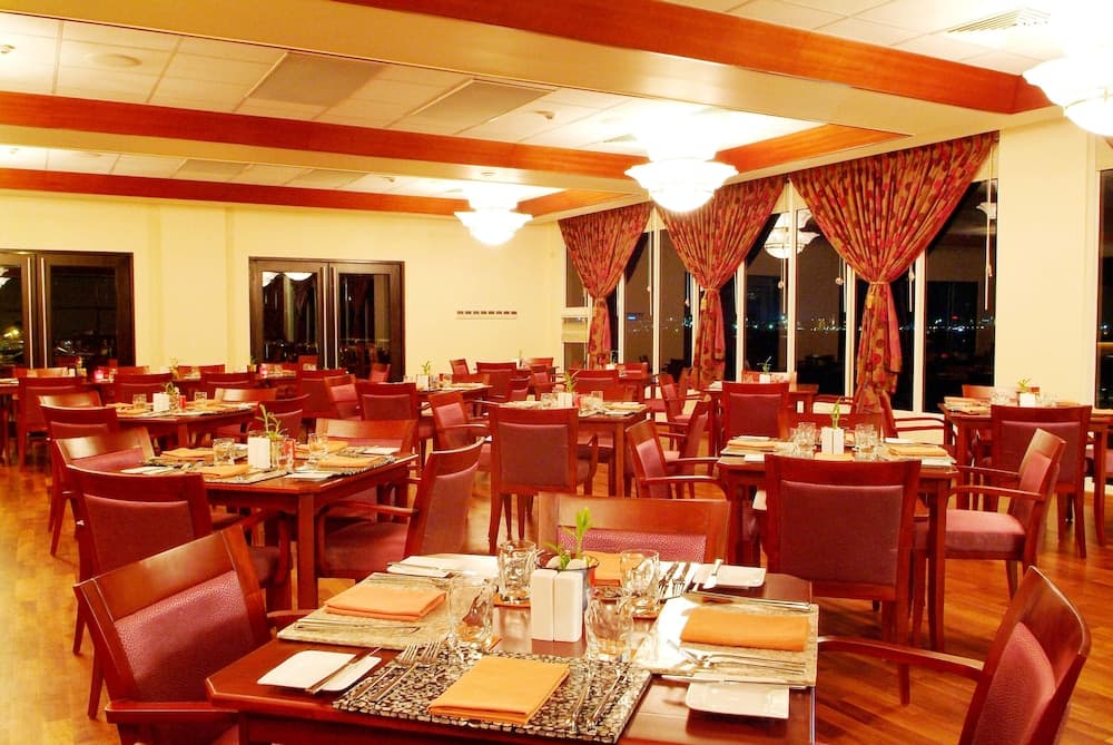 Hulhule Island Hotel - View 54