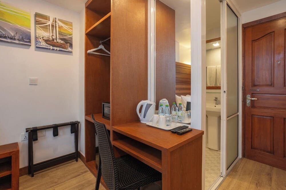 Express Inn - View 8