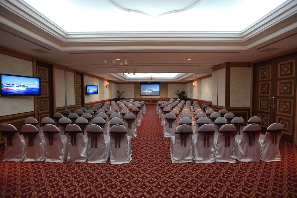 Hulhule Island Hotel - View 67