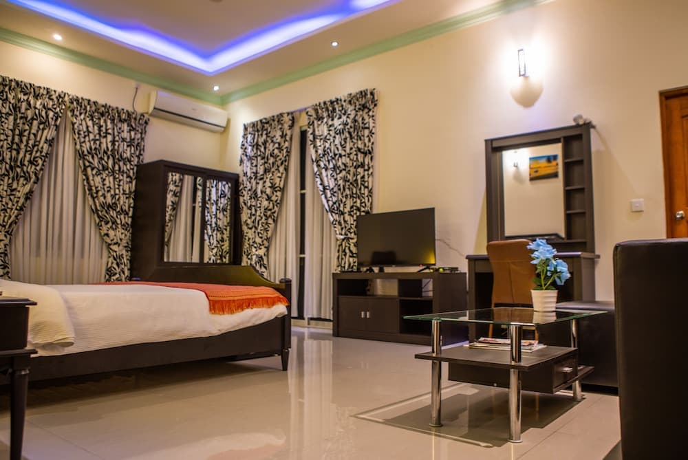 Charming Holiday Lodge - View 2