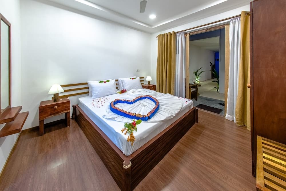 Dhiffushi White Sand Beach Hotel - View 6