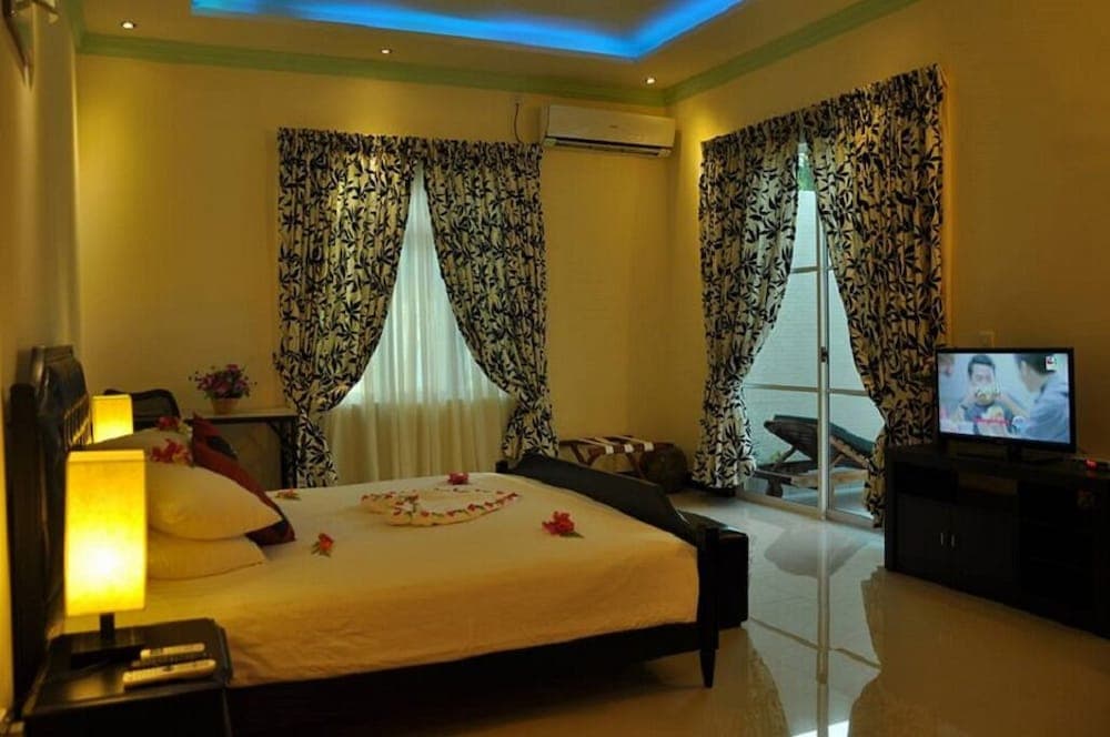 Charming Holiday Lodge - View 8