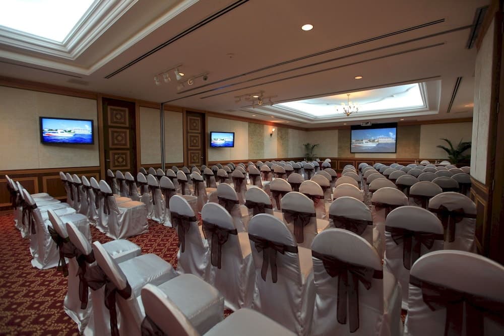 Hulhule Island Hotel - View 66