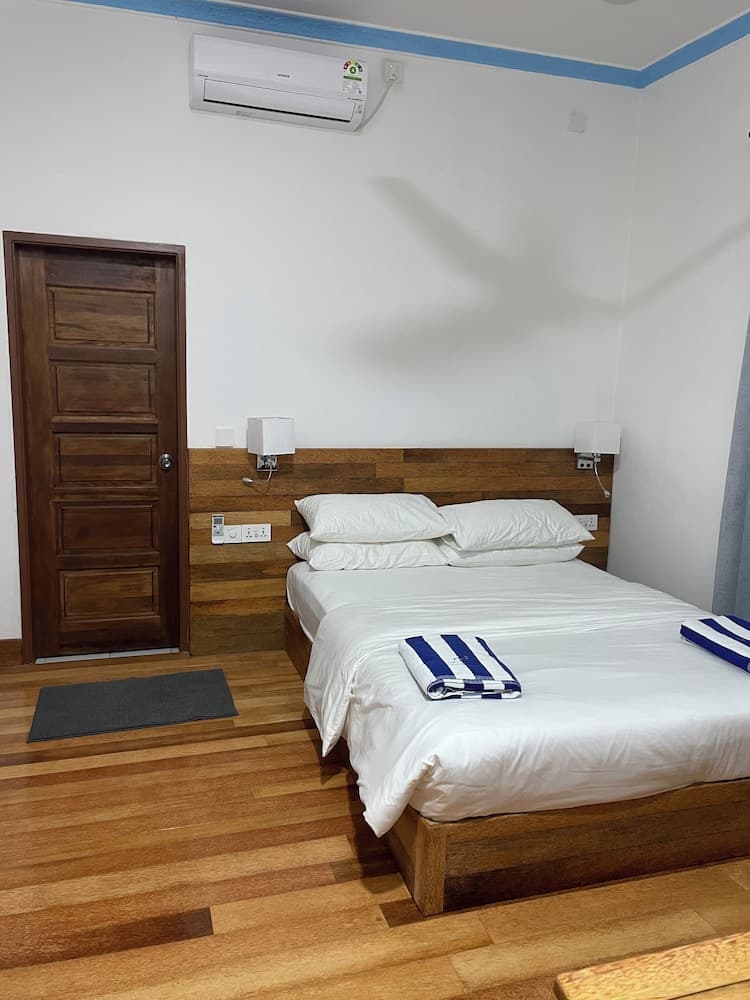 Mandhoo Inn - View 1