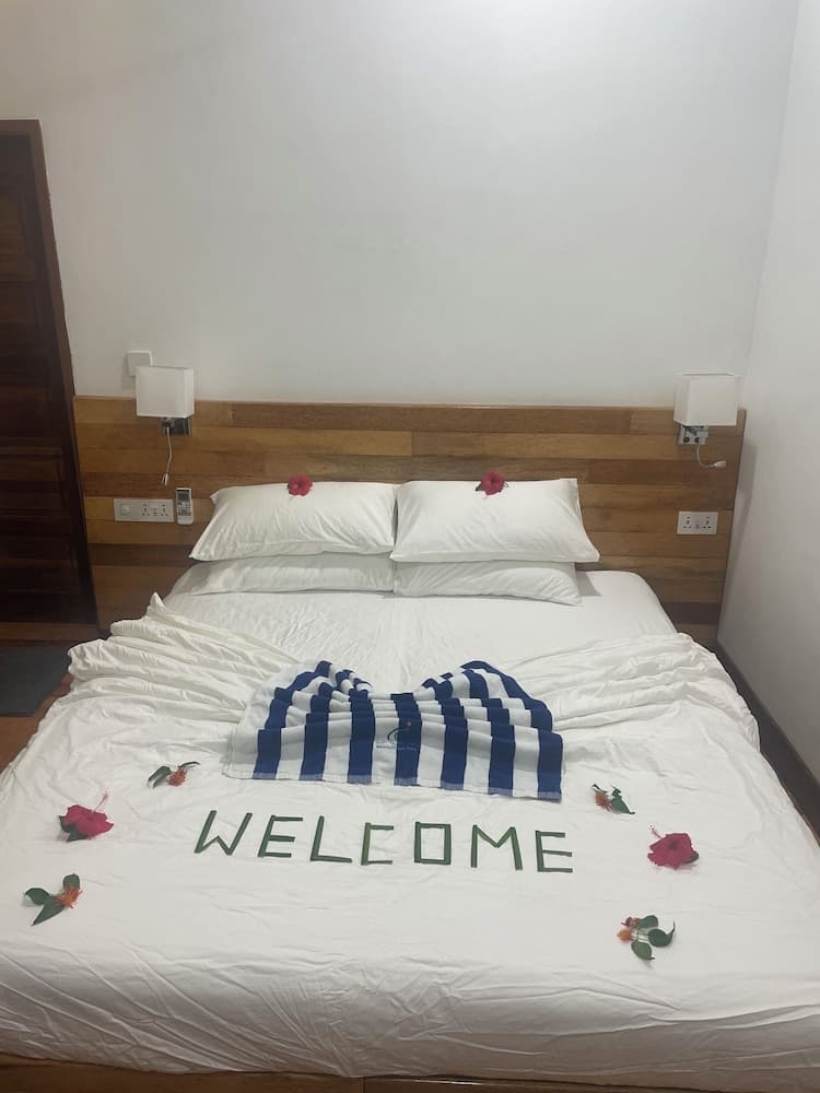 Mandhoo Inn - View 9