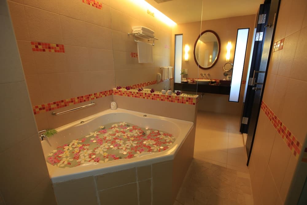 Hulhule Island Hotel - View 42