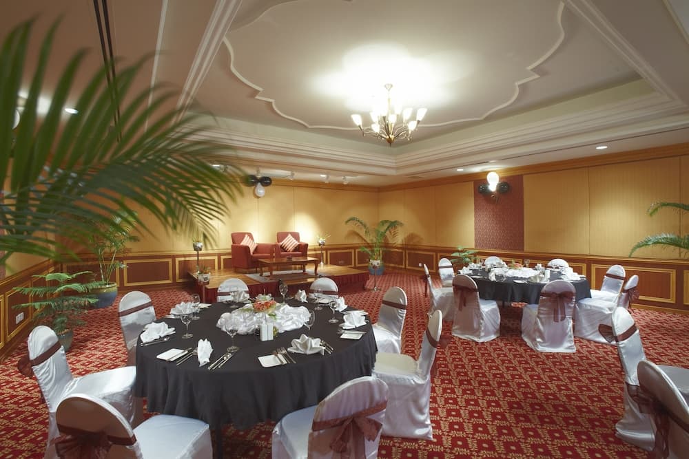 Hulhule Island Hotel - View 64