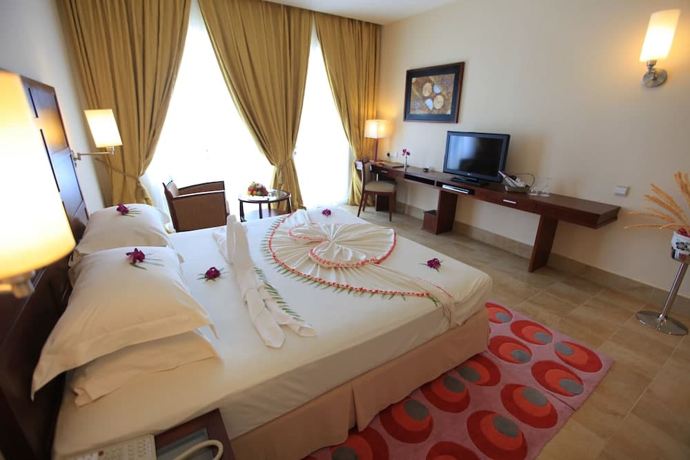 Hulhule Island Hotel - View 4