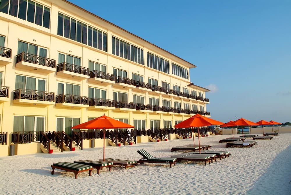 Hulhule Island Hotel - View 46